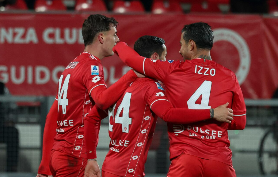 包含转会期突围战来临，AC米兰围绕CBA季后赛内部沟通，目标明确，年轻球员得到机会的词条