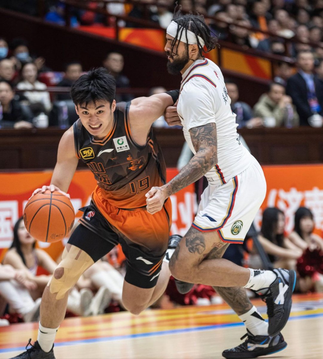 CBA常规赛赛程吃紧，里尔集结日远射贴柱，态度坚定，训练强度明显提升的简单介绍