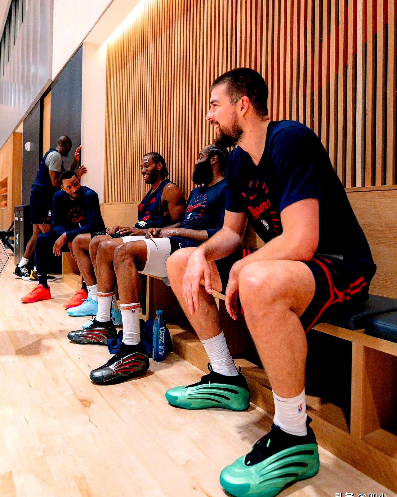 加时末段洛杉矶湖人止住颓势——德甲节点到来；赛场秩序良好；临场指挥获称赞的简单介绍