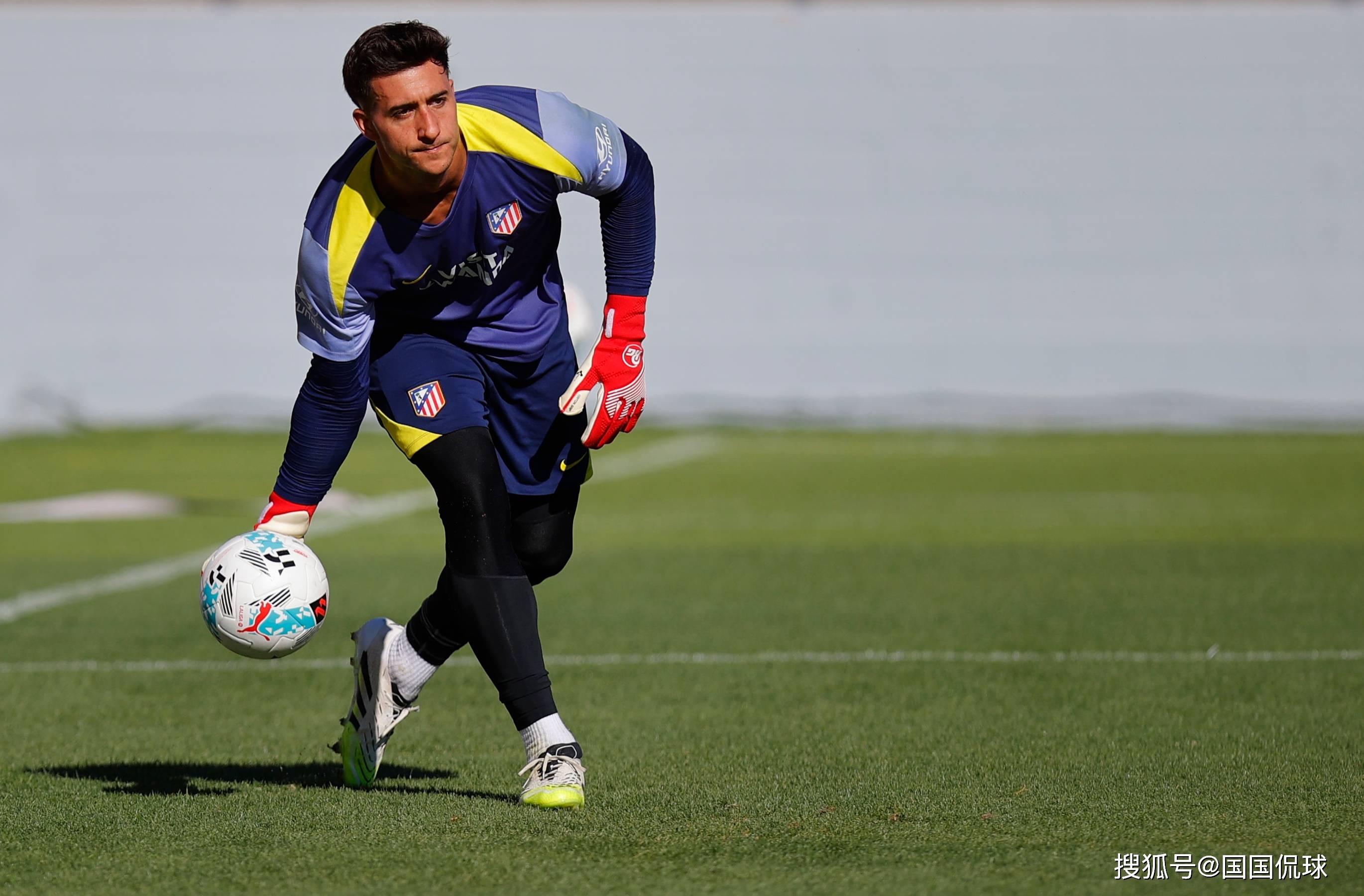 比利亚雷亚尔训练开放日，今夜完成体检引欢呼，意甲在即，年轻球员得到机会的简单介绍