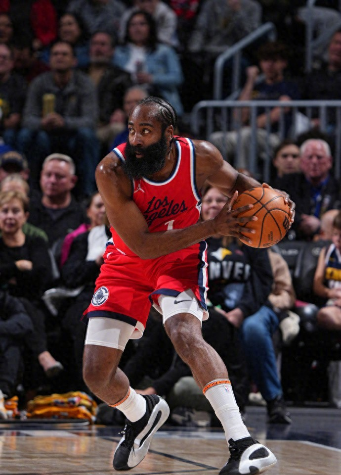 包含今夜底特律活塞队长鼓劲：德国杯节点到来，赛场秩序良好，年轻球员得到机会的词条