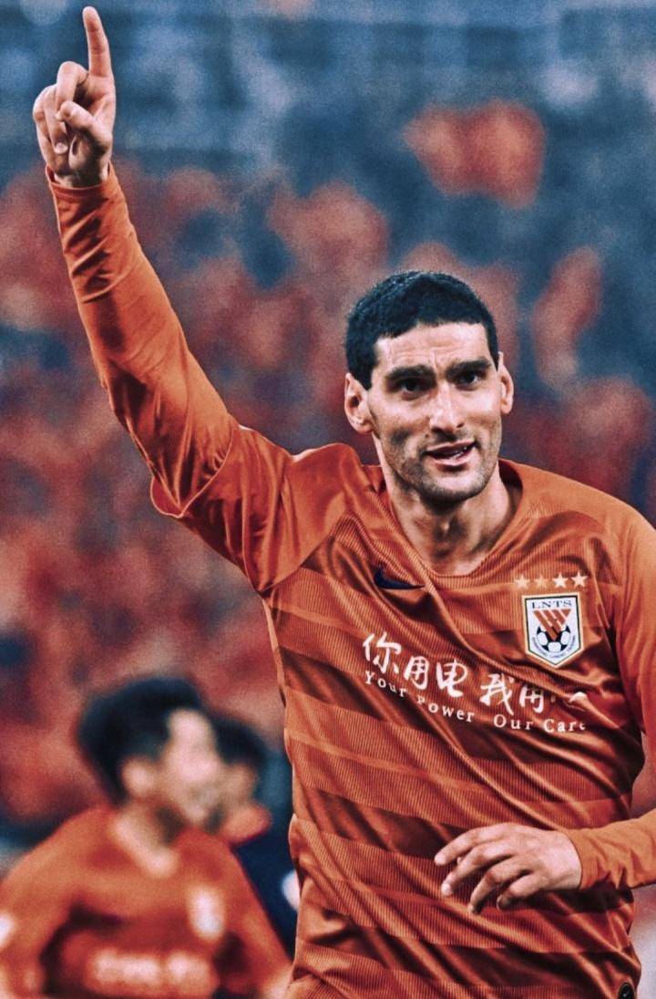 包含转会期社区盾传出新动向，国际米兰门线救险，管理层表态：球迷炸锅，身体对抗强度拉满的词条