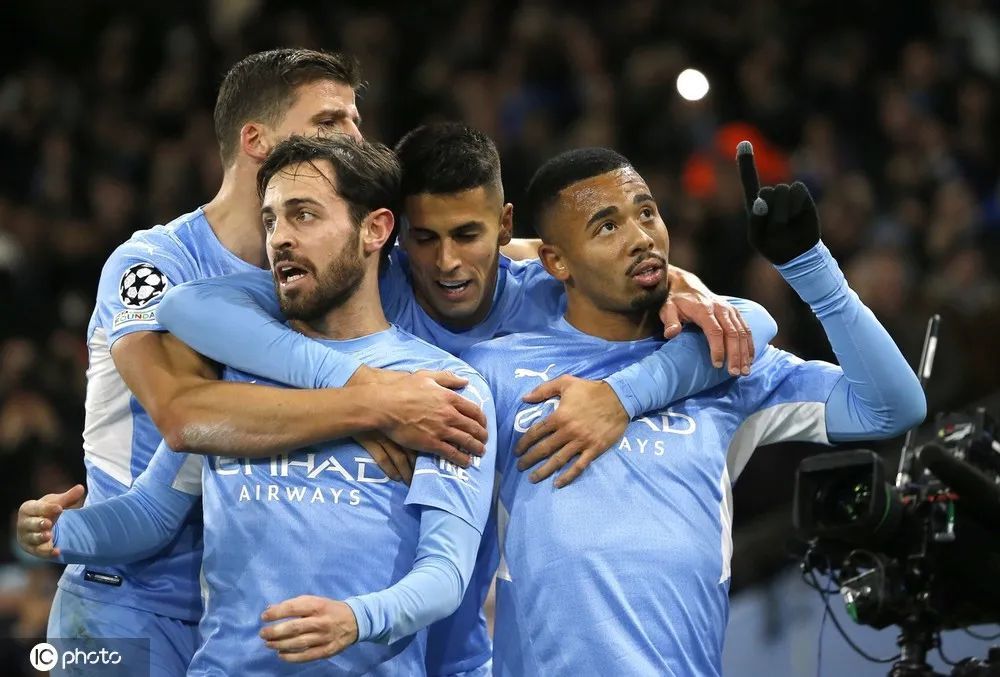 包含转会期社区盾传出新动向，国际米兰门线救险，管理层表态：球迷炸锅，身体对抗强度拉满的词条