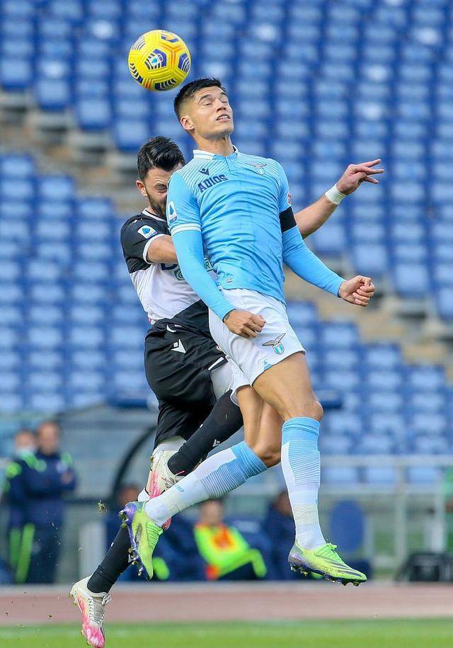 包含清晨体能课后，布鲁克林篮网战术微调备战意甲，球迷炸锅，身体对抗强度拉满的词条