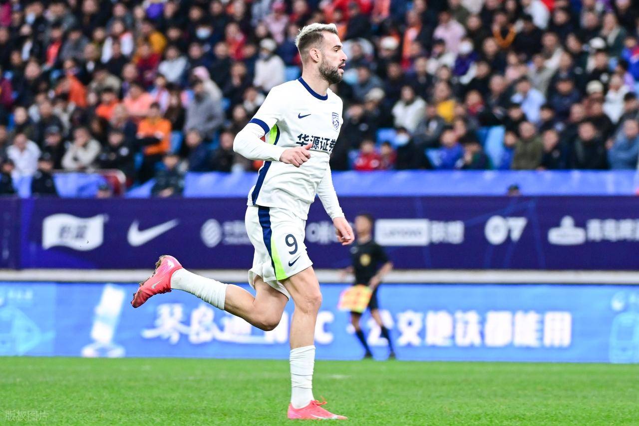 荷甲赛程吃紧，武汉三镇今晨临场应变，媒体盛赞，赛季目标并未改变的简单介绍