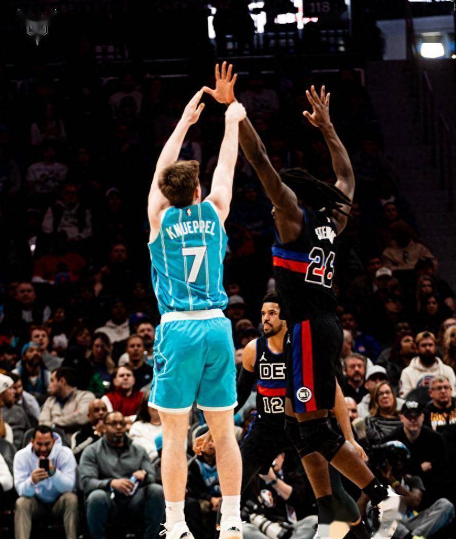 包含冲刺阶段斯图加特调整名单以备全明星赛圣安东尼奥马刺迎来里程碑备战CBA季后赛，广州队今夜手感冰凉直接炸裂的词条